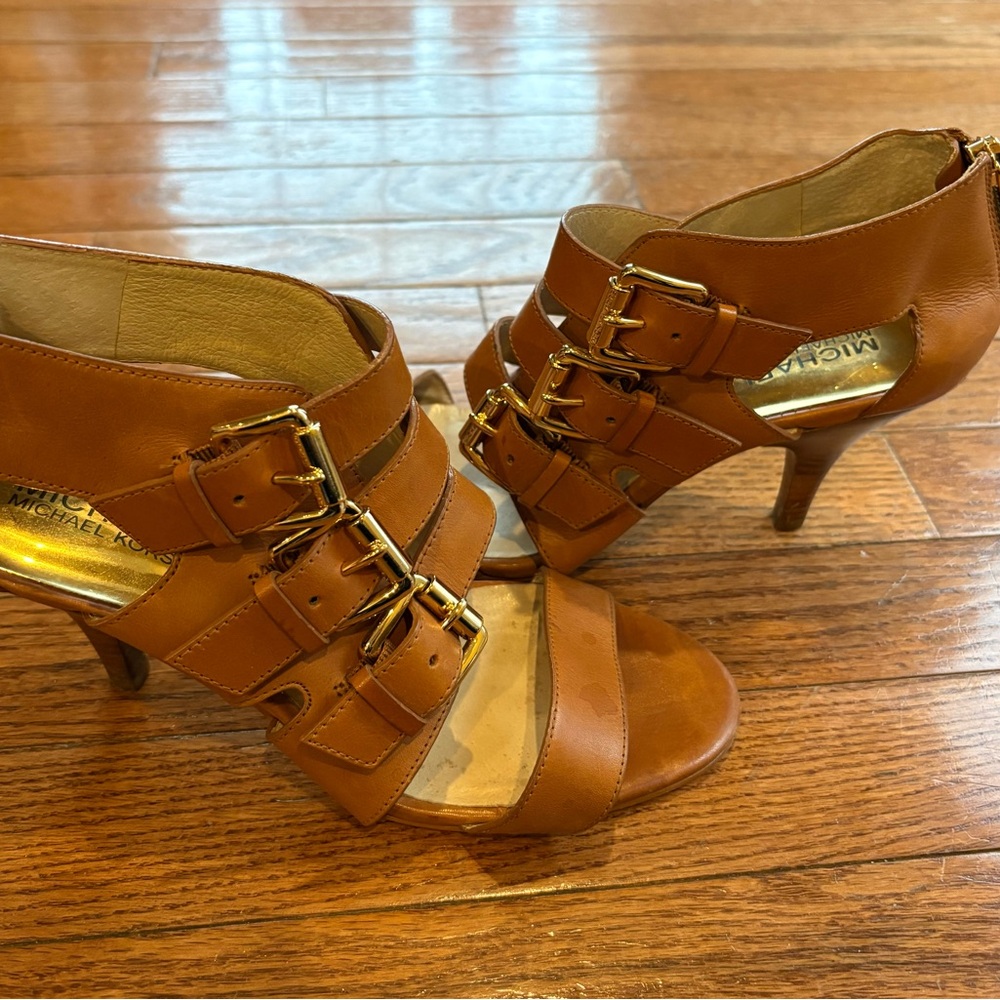 Michael Kors Viola Mid Sandal Heels Strappy Buckle Tan.